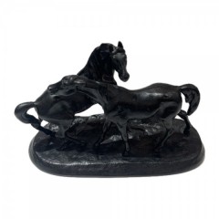 Скульптура "Кони на воле"